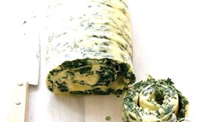 Рулет из омлета со шпинатом и сыром