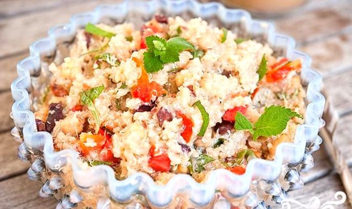 Салат с квиноа, бараньим горохом и помидорами
