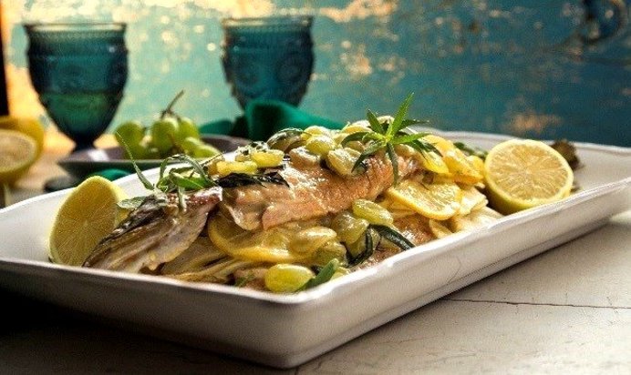 Форель, запеченная с виноградом