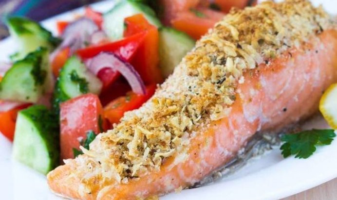 Лосось с хлебными крошками и шпинатом