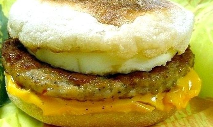 Макмаффин с яйцом и свиной котлетой