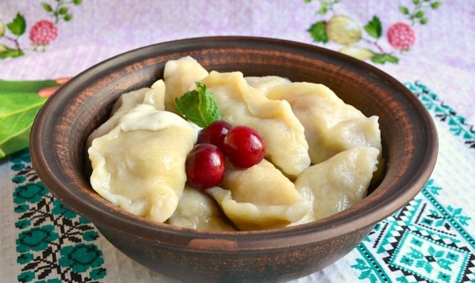 Вареники с вишнями (тесто на кефире в хлебопечке)