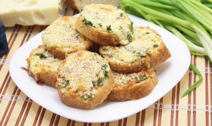 Горячие бутерброды с сыром и зеленью