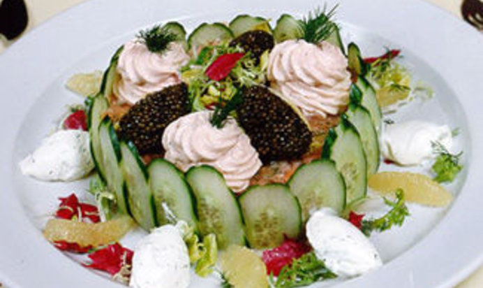 Бразильский омлет с авокадо, йогуртом и орехами