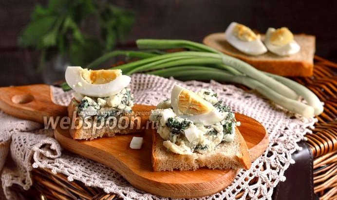 Тосты с салатом из молодой крапивы