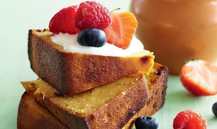 Быстрый кукурузный хлеб с кленовым сиропом и чеддером