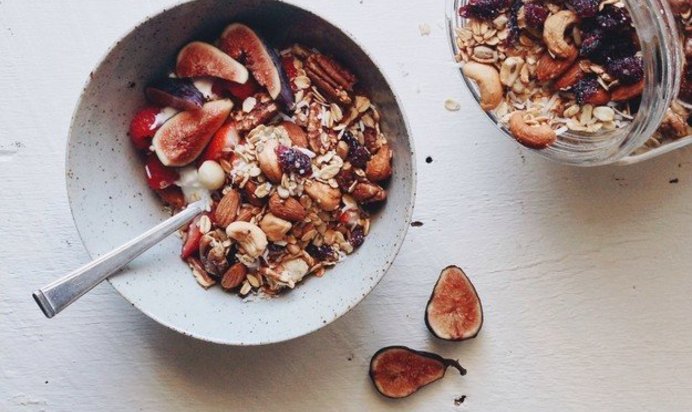 Гранола с кленовым сиропом и корицей