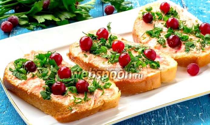 Бутерброды с икрой мойвы, клюквой и зеленью