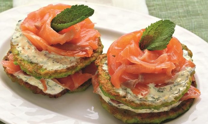 Гороховые оладьи с копченым лососем