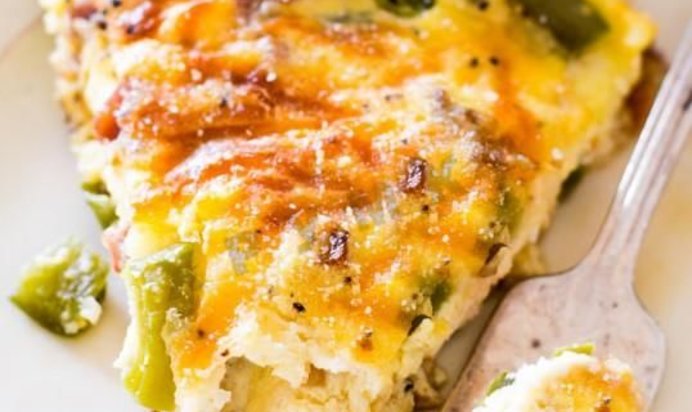 Запеченный омлет с сосисками и овощами