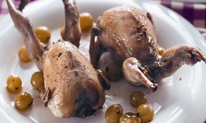 Перепелки с грибами и виноградом