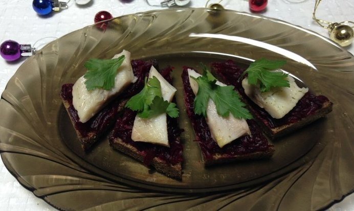 Бутерброды со свеклой и селедкой