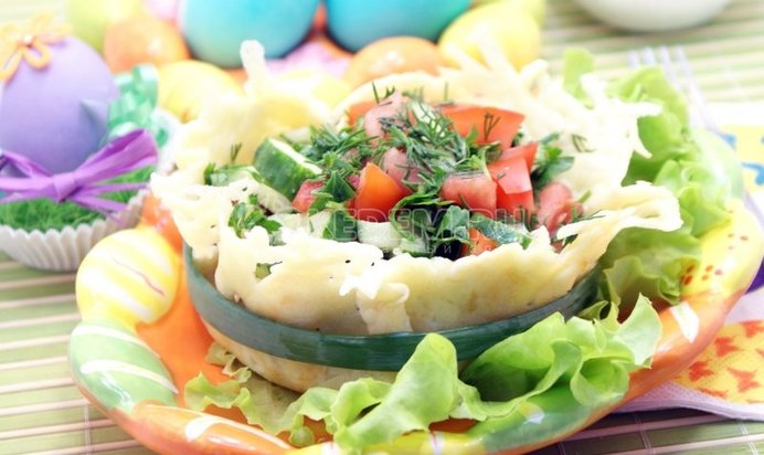 Овощной салат в сырной корзинке