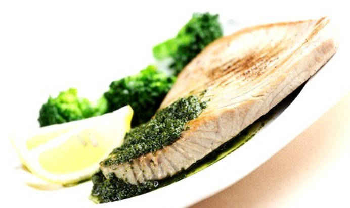 Тунец с соусом песто из кинзы и грецких орехов