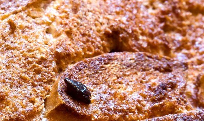 Хлебный пудинг с горьким шоколадом, перцем и корицей