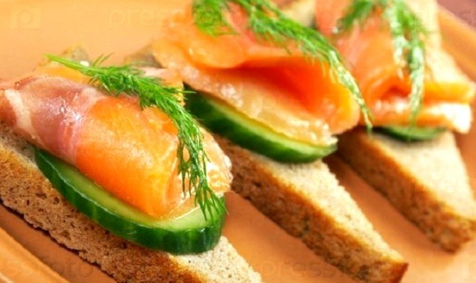 Бутерброд с лососем и огурцом