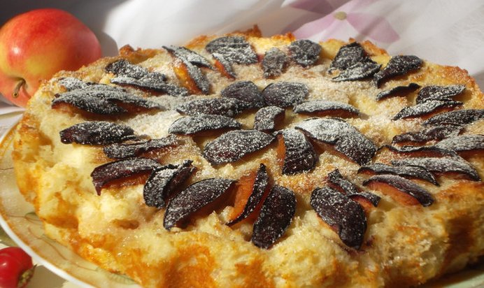 Сладкая запеканка с яблоками и сливами