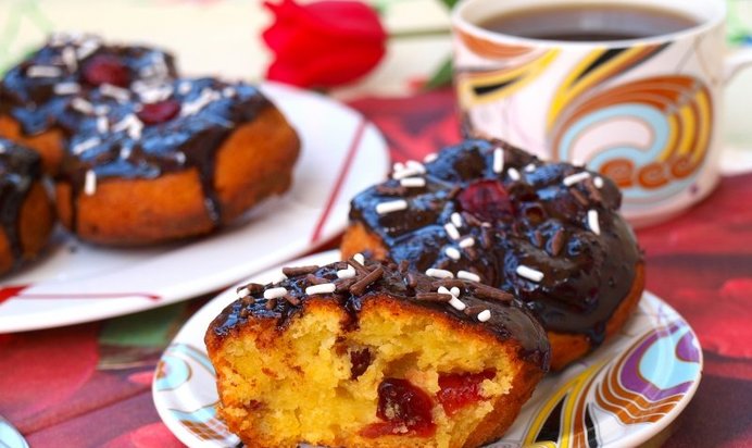 Творожные кексы с шоколадной глазурью