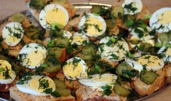 Бутерброды с консервированным лососем