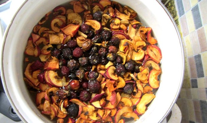 Компот из шиповника и сушеных яблок