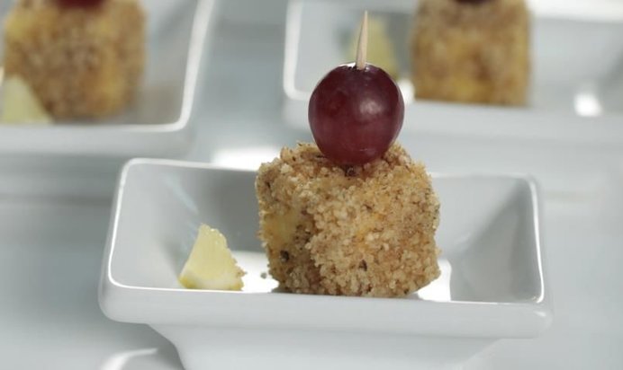 Закуска из сыра с виноградом