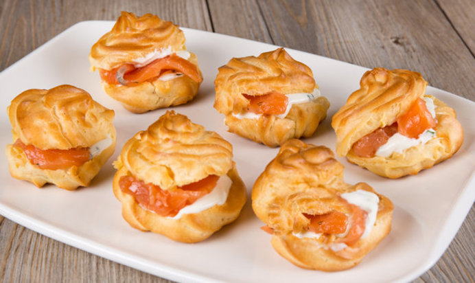 Профитроли с сыром и лососем