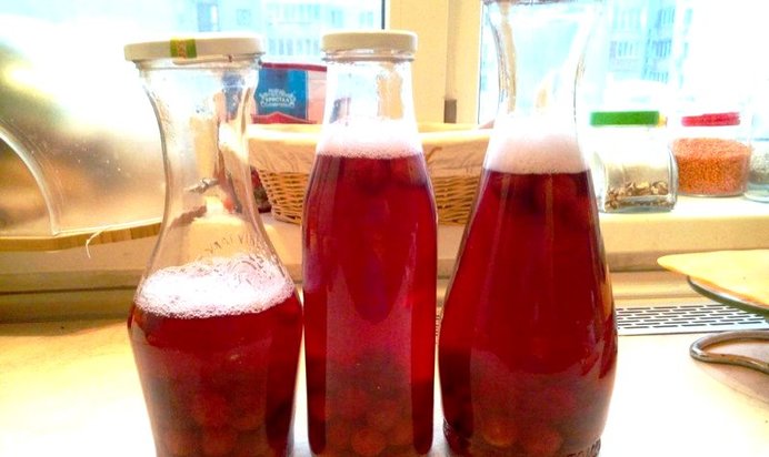 Ароматный вишневый компот