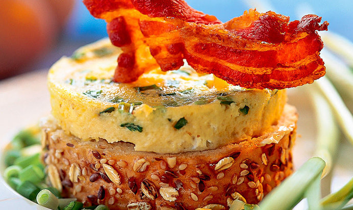 Омлет с беконом и луком