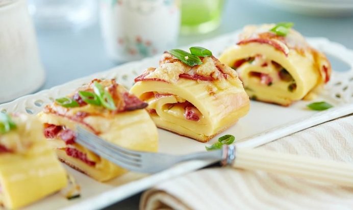 Рулет из омлета с колбасой