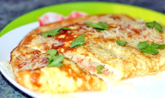 Омлет с перцем и помидорами