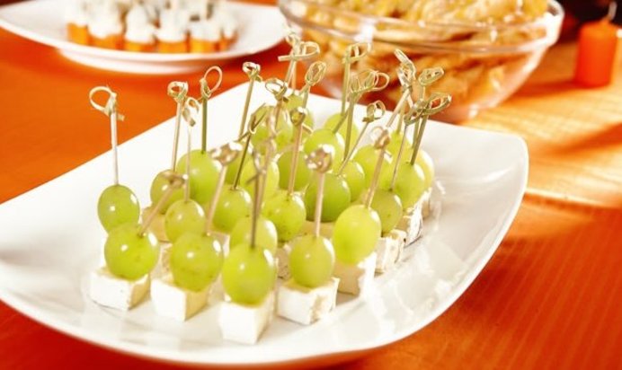 Канапе с сыром и виноградом
