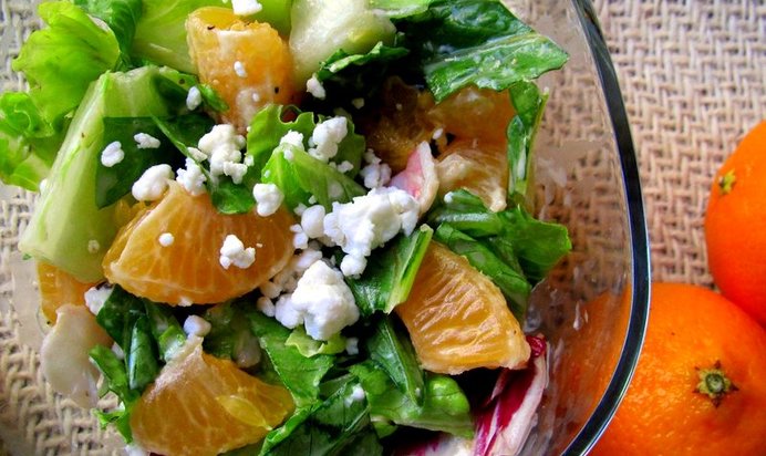Салат с зеленью и мандаринами