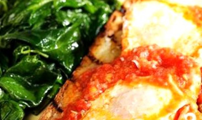 Жареные яйца в томатном соусе с тостами