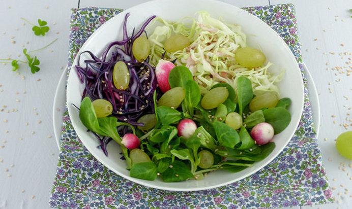 Капустный салат с виноградом