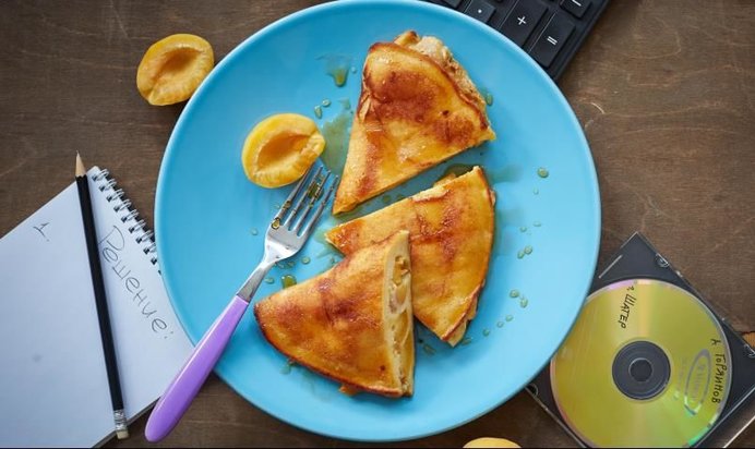 Жареный «вареник» с абрикосами