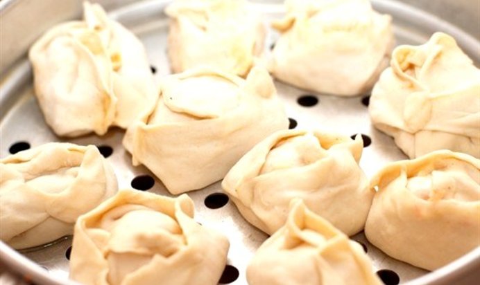 Манты с мясом, тыквой и морковью