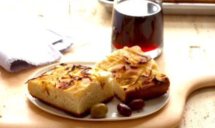 Луковая фокачча с оливками и красным вином