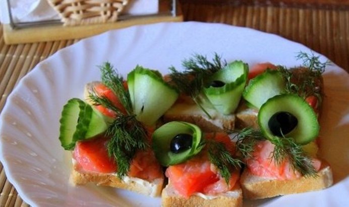 Бутерброды с семгой и свежим огурцом