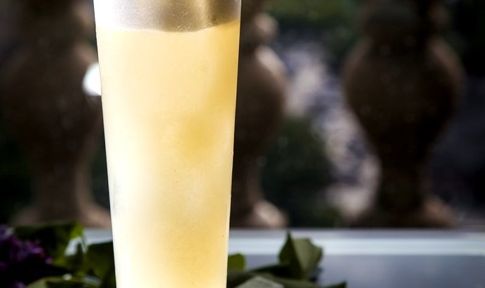 Коктейль «Силуэт нежности» от шеф-бармена Mercedes bar Артема Аверина