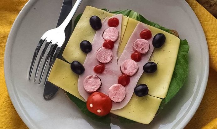 Бутерброд с сыром и мясной нарезкой