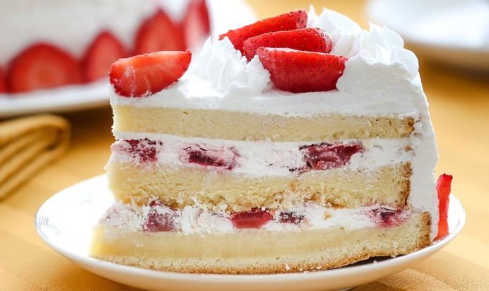 Бисквитный торт с клубничным кремом