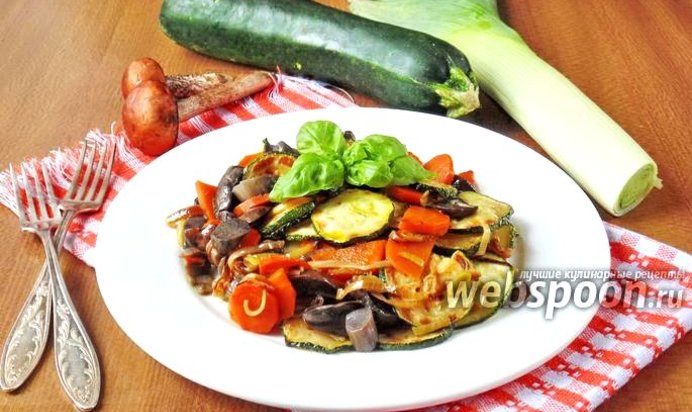 Тёплый салат из подосиновиков и овощей