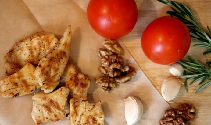 Пряные томаты и курица на сладком хлебе