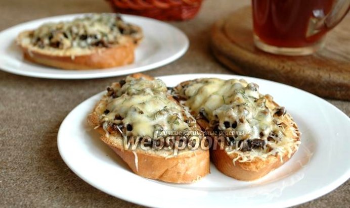 Гренки с грибами и сыром