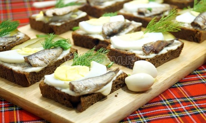 Бутерброды со шпротами