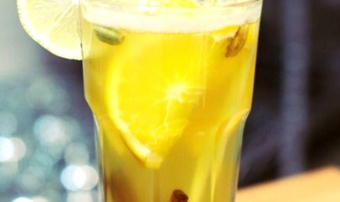 Согревающий пунш с имбирем и лимонным сорго