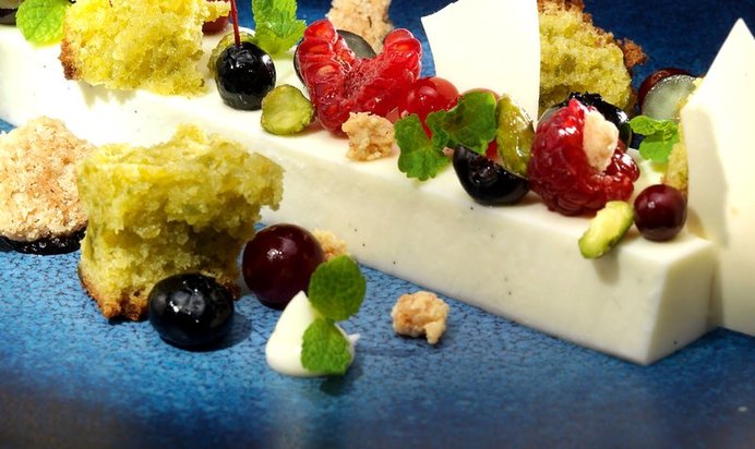 Йогуртовое желе с фисташковым кексом и ягодами