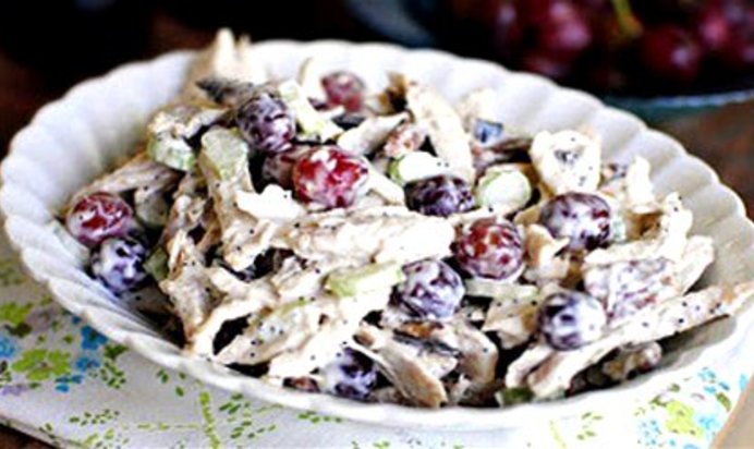 Салат с курицей и виноградом