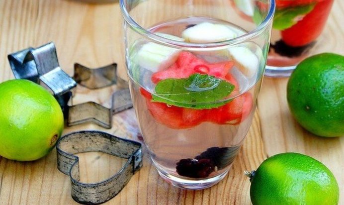 Освещающий напиток с огурцом, лаймом и арбузом