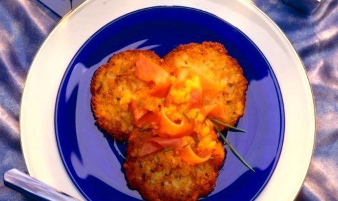 Оладьи с лососем и шнитт-луком